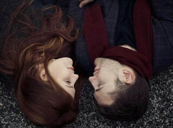 Nulla è più strano che sentirsi estranei accanto a qualcuno