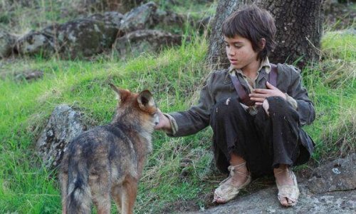 Tra i lupi: la storia del bambino che sopravvisse in mezzo alla natura