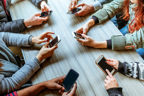 Phubbing: quando il telefonino distrugge le relazioni