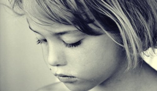 Infanzia rubata: gravi conseguenze emotive