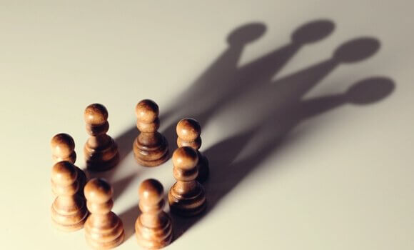 Distorsioni cognitive che favoriscono i potenti