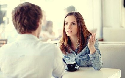 Disconnessione emotiva: ascoltare senza empatia