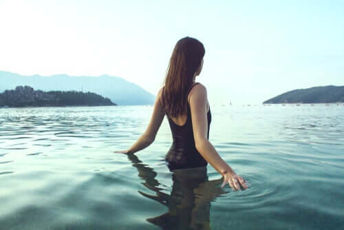 Vita liquida: il consumismo per colmare il vuoto