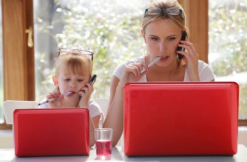 I bambini imitano gli adulti: perché succede?