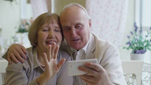 Rapporto a distanza con i nonni, ci riabbracceremo