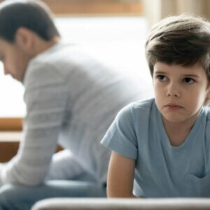 Adultocentrismo: il potere degli adulti su bambini e adolescenti
