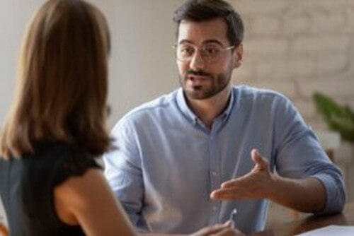 La fallacia delle molte domande: forma di manipolazione?