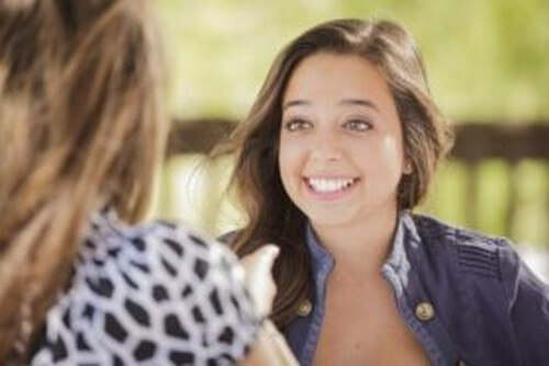 Persone che parlano velocemente: mente in corsa