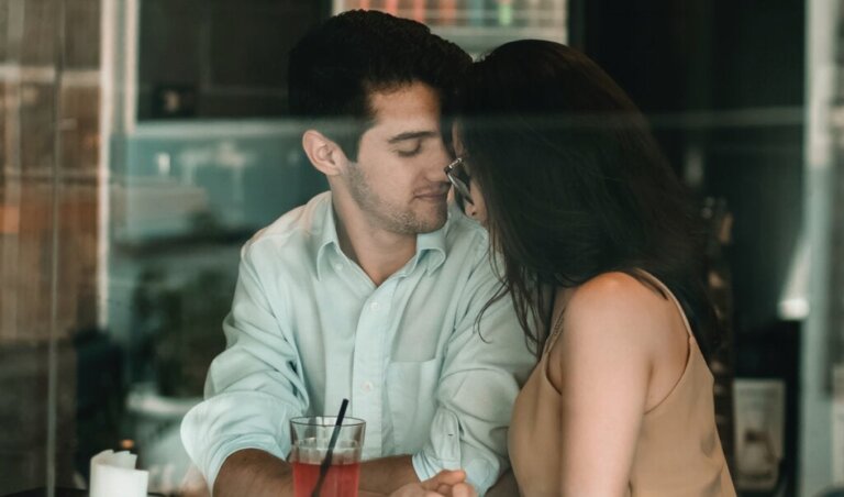 Siamo attratti dai narcisisti: perché succede?