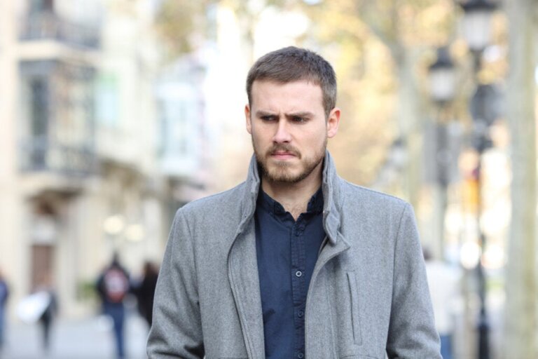 Mi sembra che tutti mi guardino: perché succede?