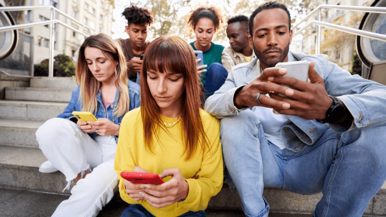 Trascorri molto tempo sui social network? Ecco 10 strategie per ridurlo